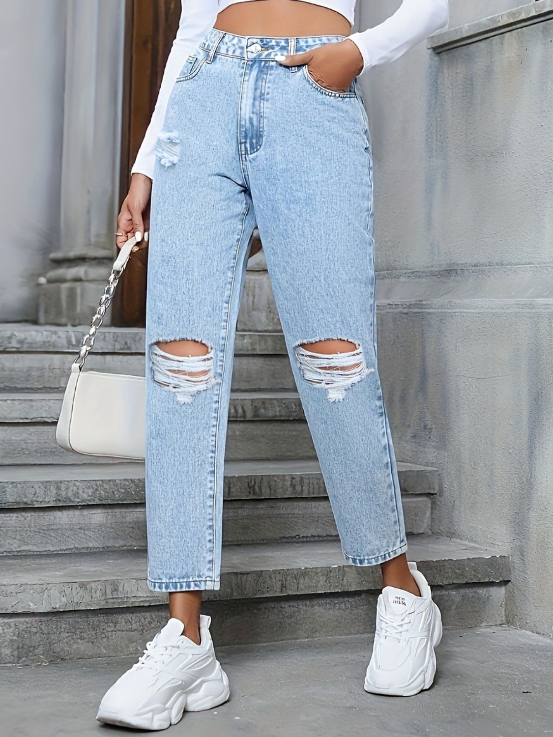 Distressed High Rise Jeans with Pockets